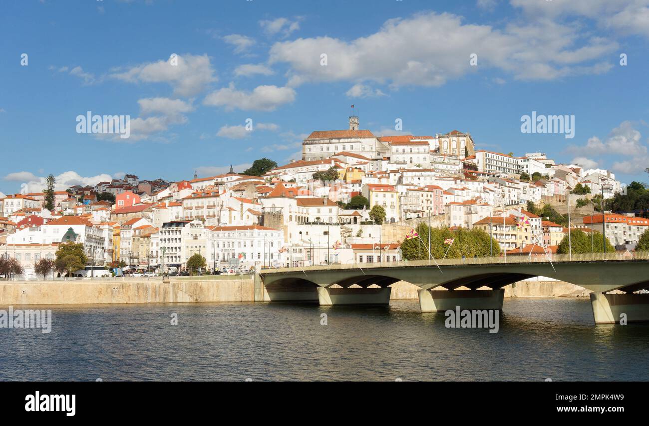Stadtansicht über den Río Mondego auf die Universität von Coimbra Stock Photo