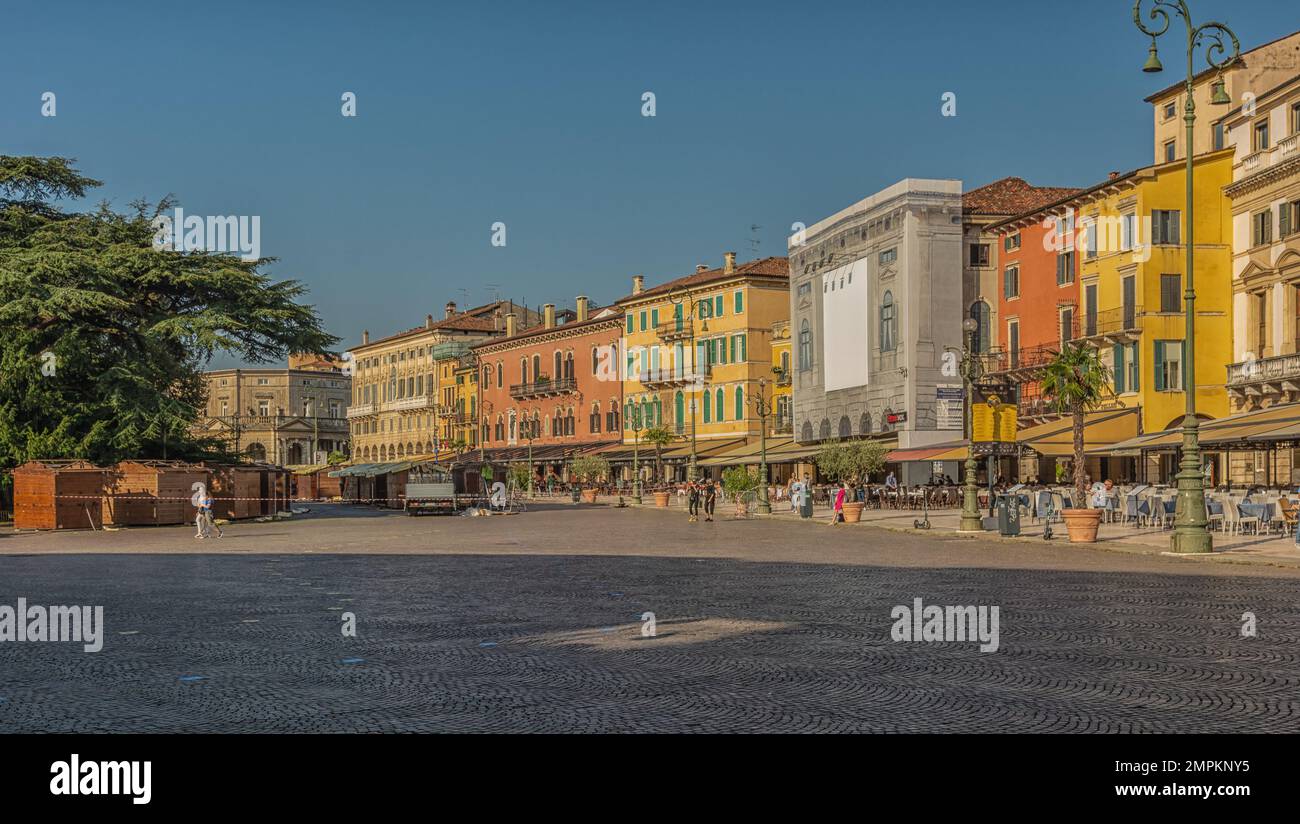 historic-centre-of-verona-city-restaurants-and-tourists-in-front-of