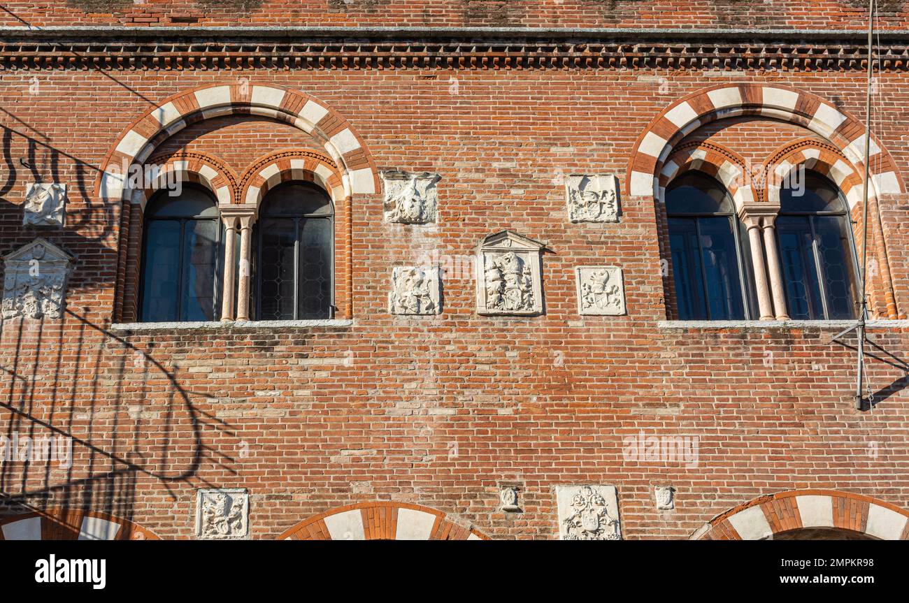 mullioned windows details of Domus Mercatorum medieval building. The history of this building dates back to the 13th century. Verona, Veneto region of Stock Photo