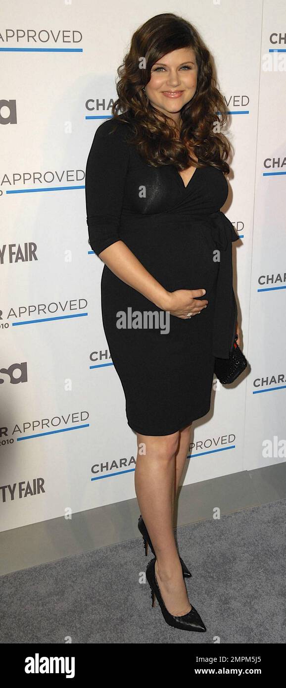 Pregnant Tiffani Thiessen shows off her baby bump in a figure hugging(01)
