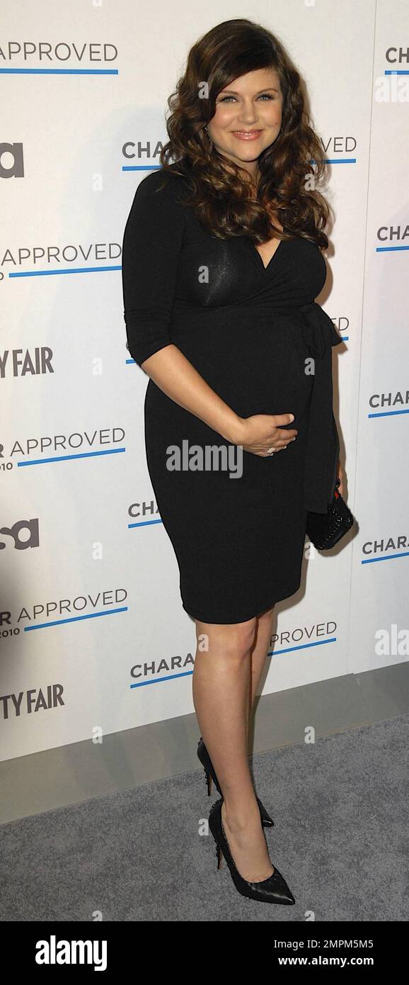 Pregnant Tiffani Thiessen shows off her baby bump in a figure hugging(02)