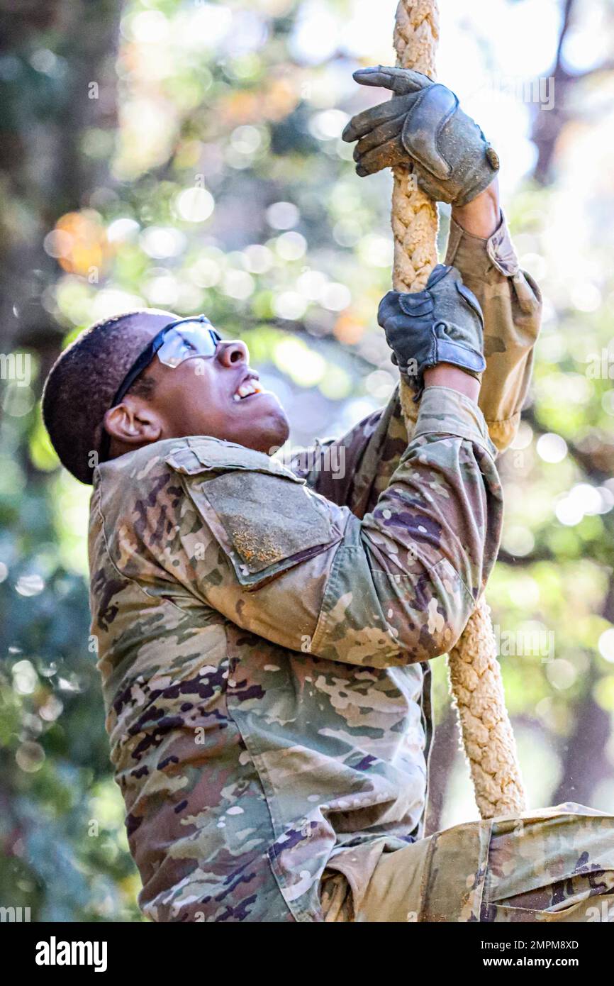 Brigade Ropes Soldier conditioning hi-res stock photography and images - Alamy