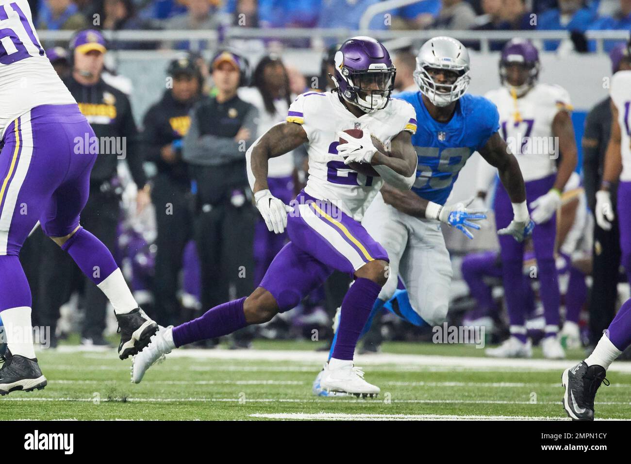 Minnesota Vikings running back Jerick McKinnon (21) rushes against the ...