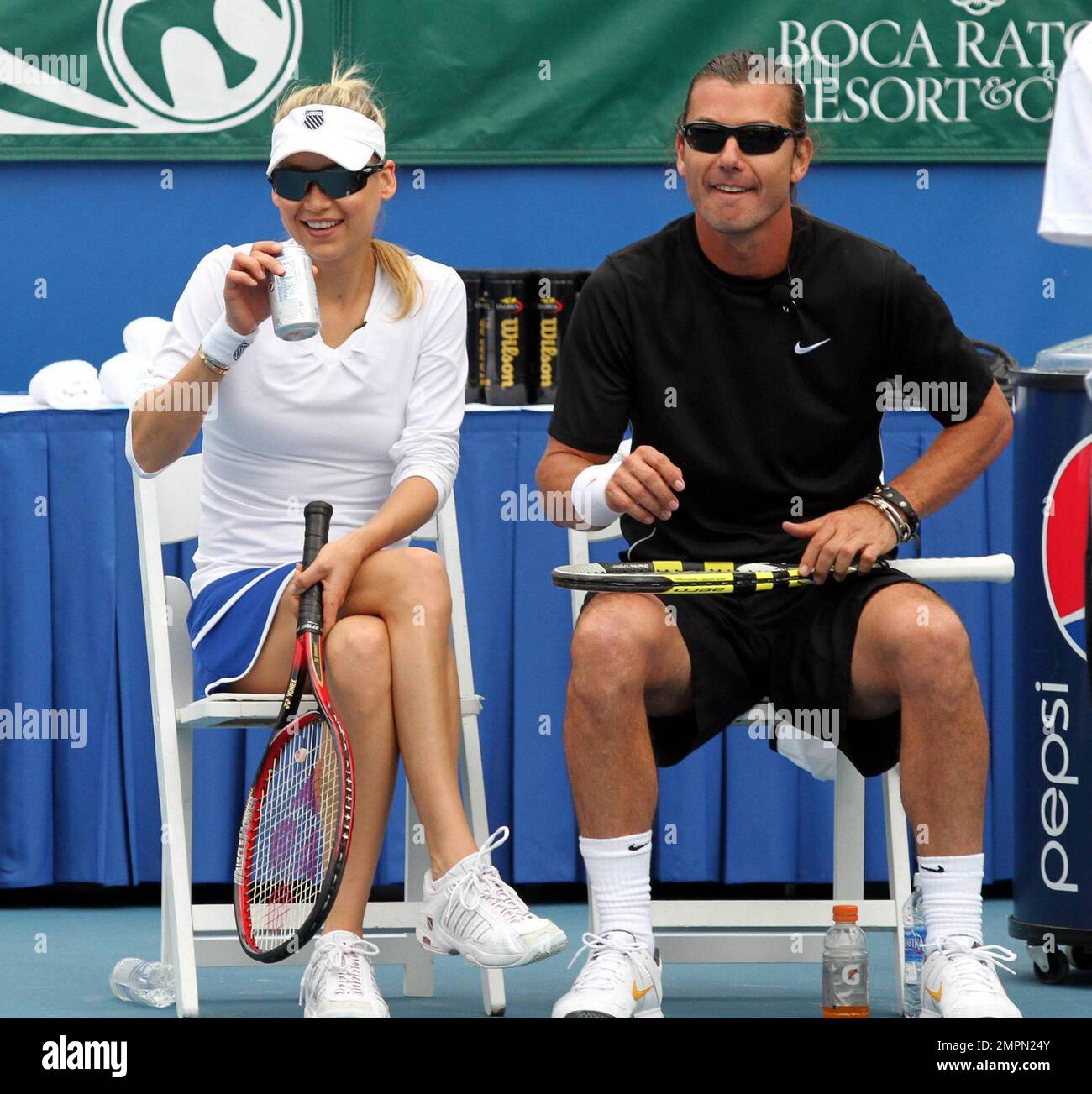 Anna Kournikova and Gavin Rossdale take a break during their match in(01)