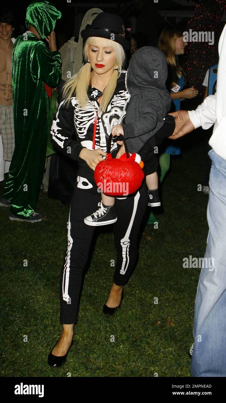 Christina Aguilera gets into the spirit of Halloween dressed as a ...
