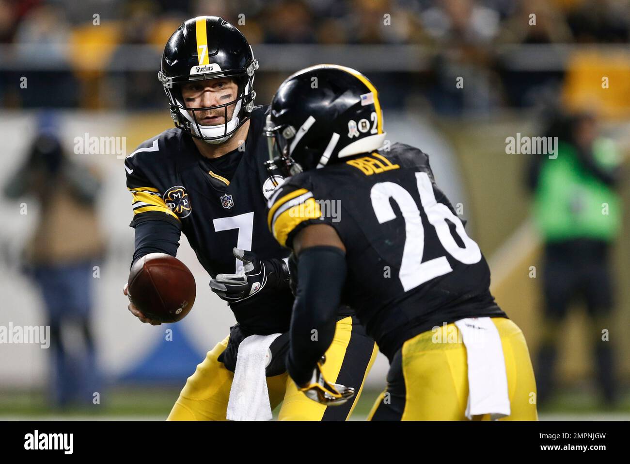 Pittsburgh Steelers quarterback Ben Roethlisberger (7) hands off to ...