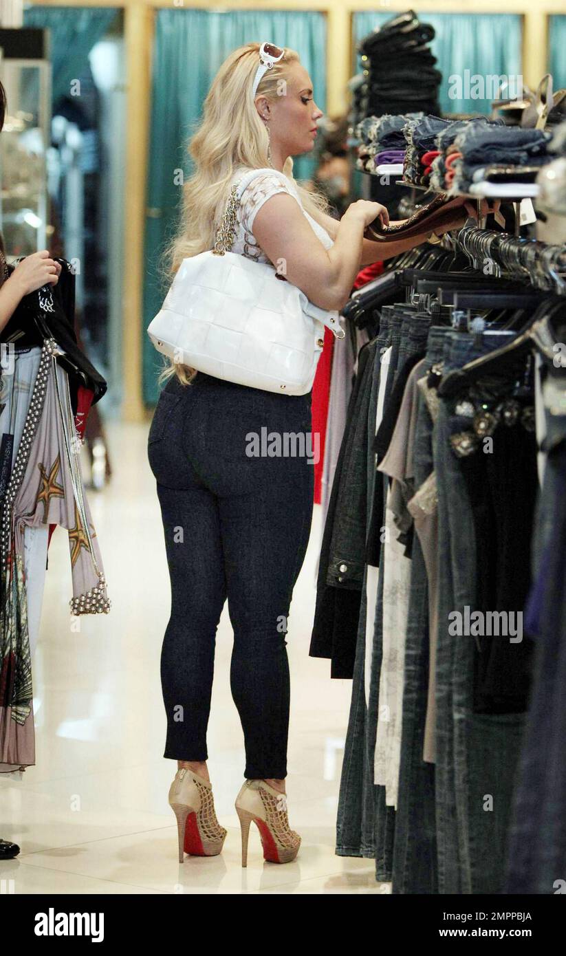 Showing off her famous curves in super tight jeans and a tiny belly top Coco  (aka Coco Austin) and husband hip hop artist Ice-T (aka Tracy Marrow) do  some shopping on Lincoln