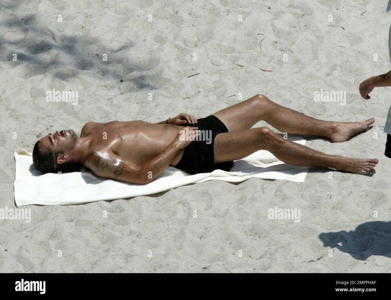 Exclusive!! Colin Farrell, son James and Sister Catherine(?)relax beachside  at a Miami Hotel, 5/28/05 All Stock Photo - Alamy