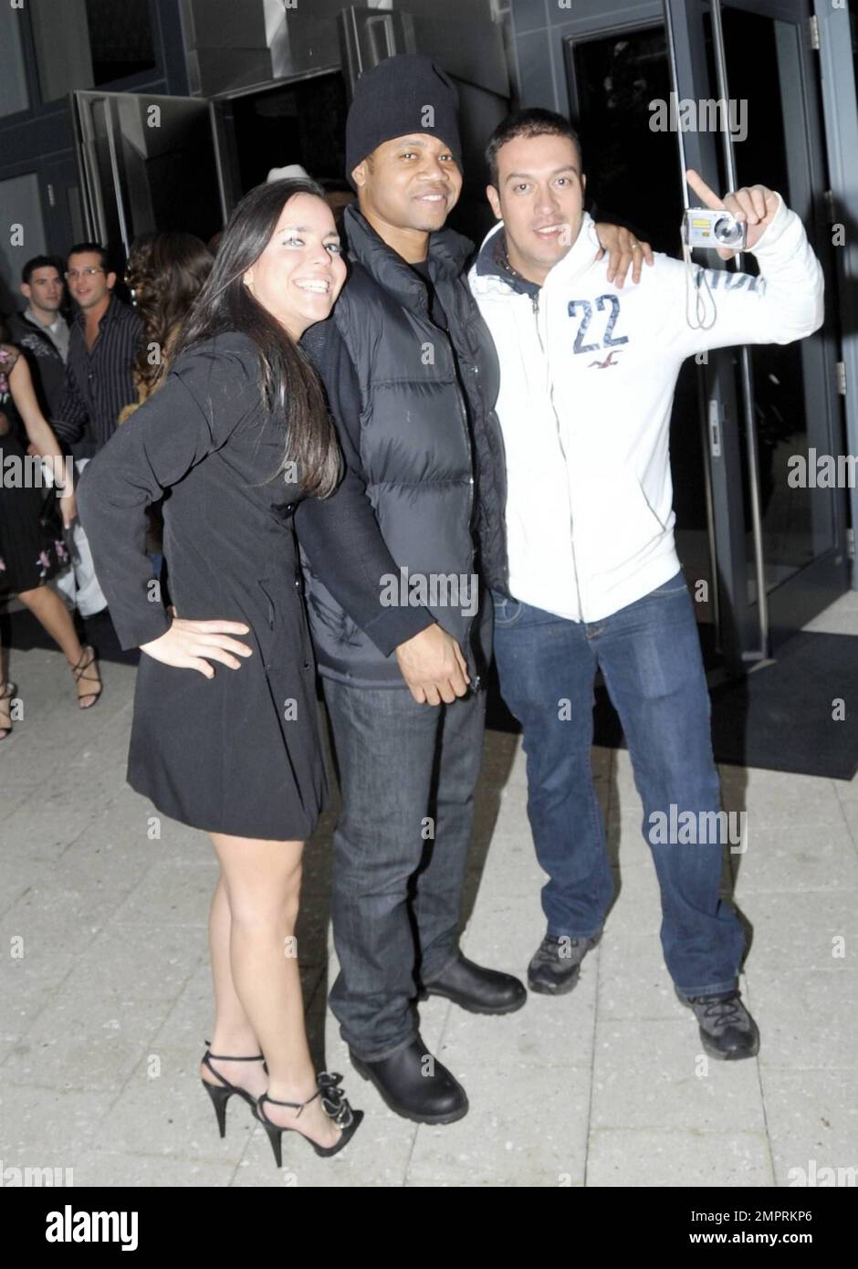 EXCLUSIVE!! Actor Cuba Gooding, Jr is bundled up in a jacket and black