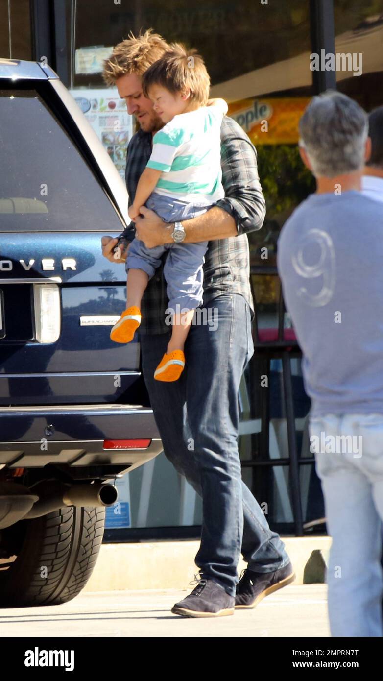 https://c8.alamy.com/comp/2MPRN7T/australian-celebrity-chef-curtis-stone-carries-his-son-hudson-to-the-car-after-a-family-lunch-at-sugarfish-with-his-actress-wife-lindsay-price-studio-city-ca-29th-september-2014-2MPRN7T.jpg