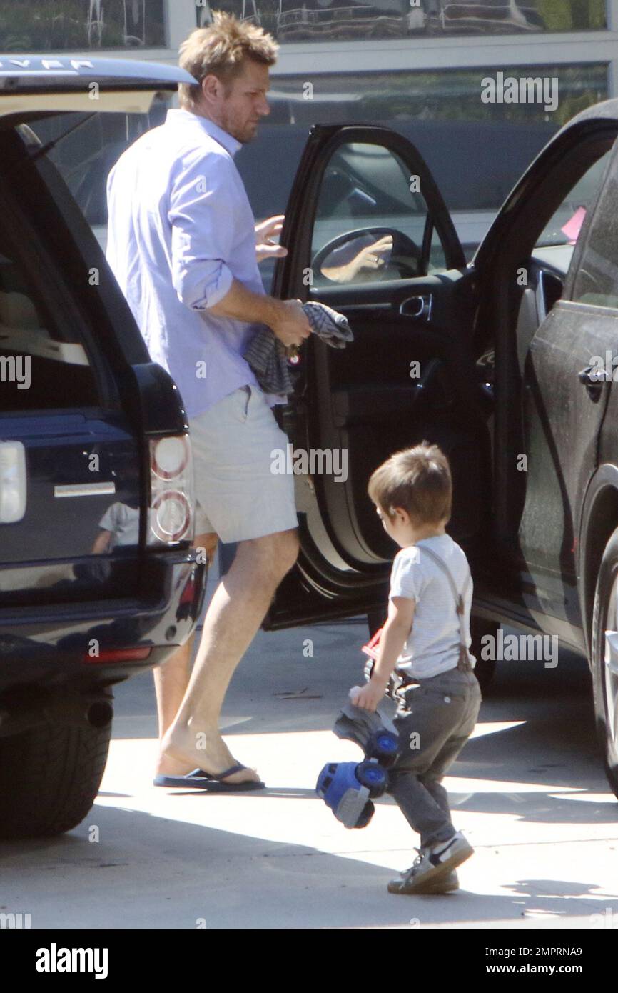 https://c8.alamy.com/comp/2MPRNA9/exclusive!!-curtis-stone-his-wife-lindsay-price-and-their-two-sons-hudson-and-spencer-head-out-to-celebrate-mothers-day-los-angeles-ca-10th-may-2015-2MPRNA9.jpg