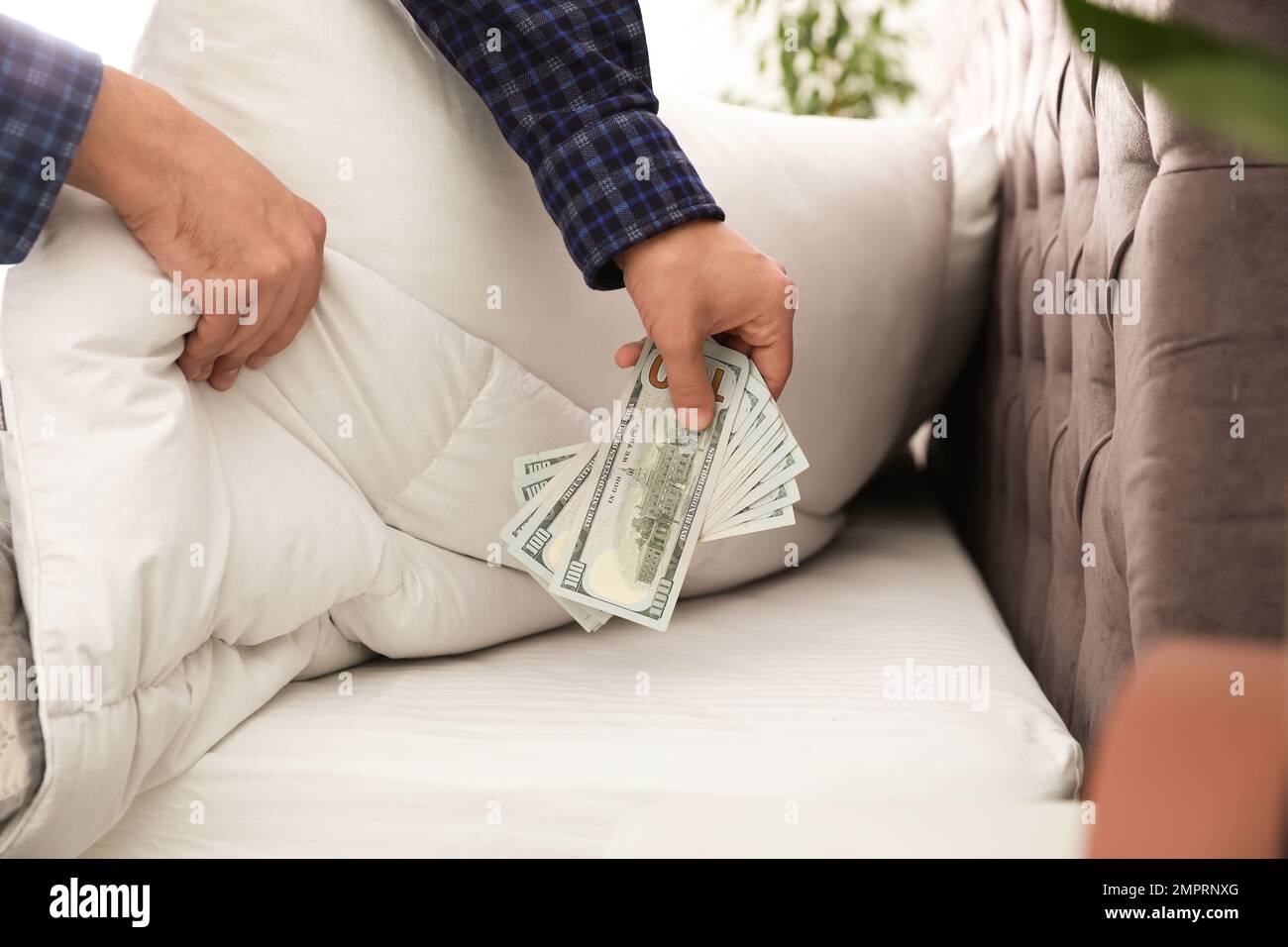 Geldversteck unter dem Kopfkissen / Money hiding place under the pillow  Stock Photo - Alamy