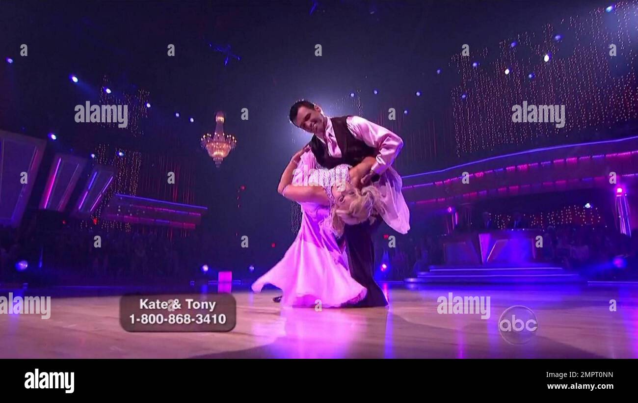 34yearold reality mom Kate Gosselin dances the Viennese Waltz live