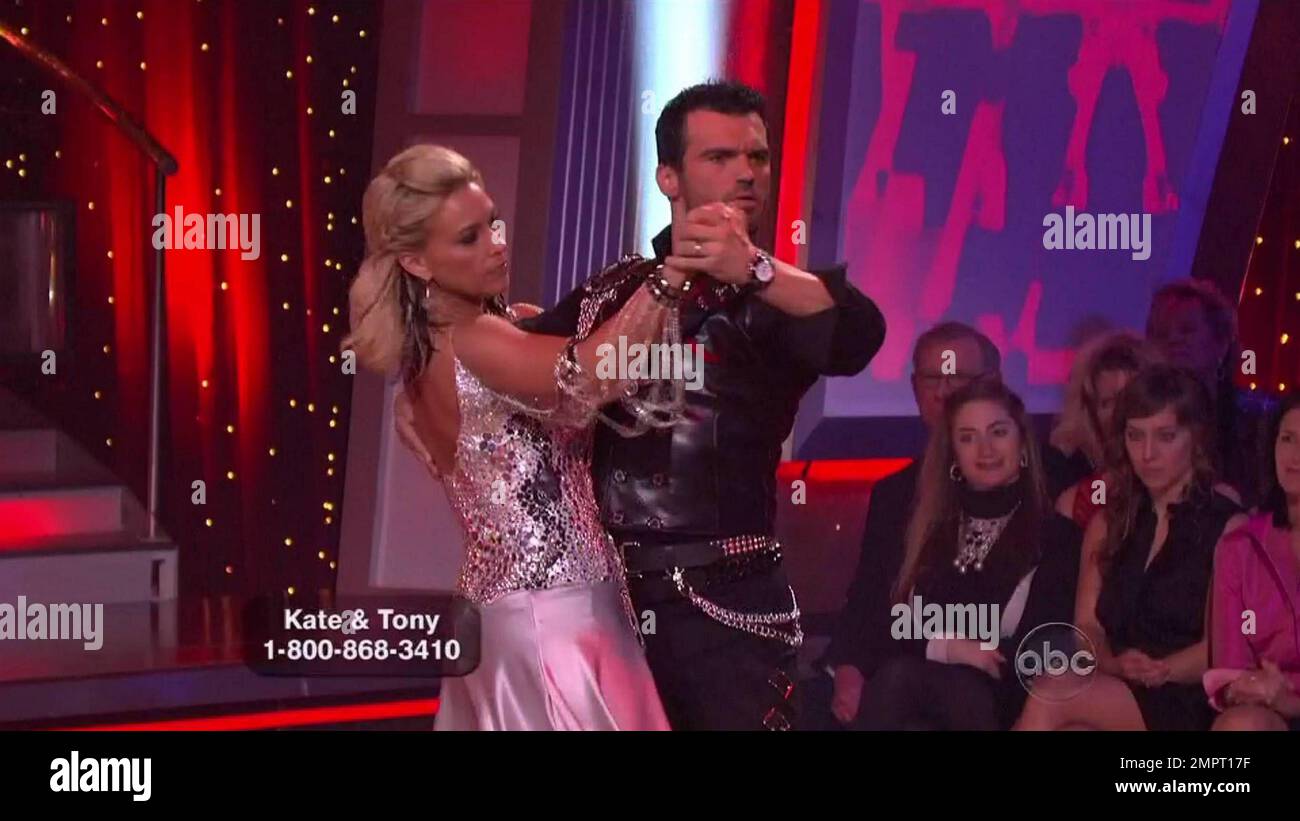 34yearold reality TV mom Kate Gosselin dances the Tango live with her