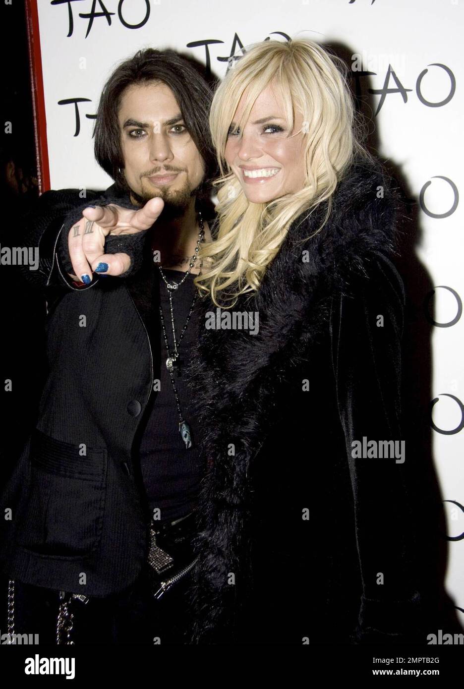 Musician Dave Navarro and girlfriend Lindsey Hartley walk the red ...