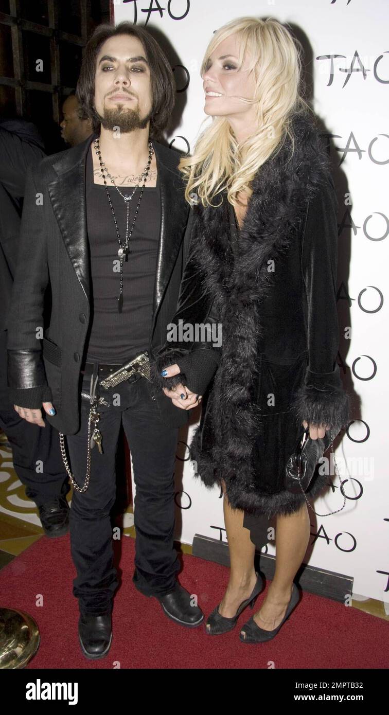 Musician Dave Navarro and girlfriend Lindsey Hartley walk the red