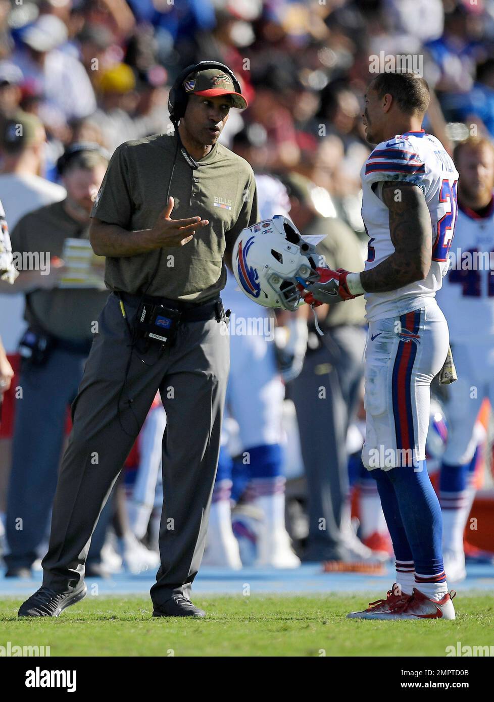 Buffalo Bills defensive coordinator Leslie Frazier, left, greets