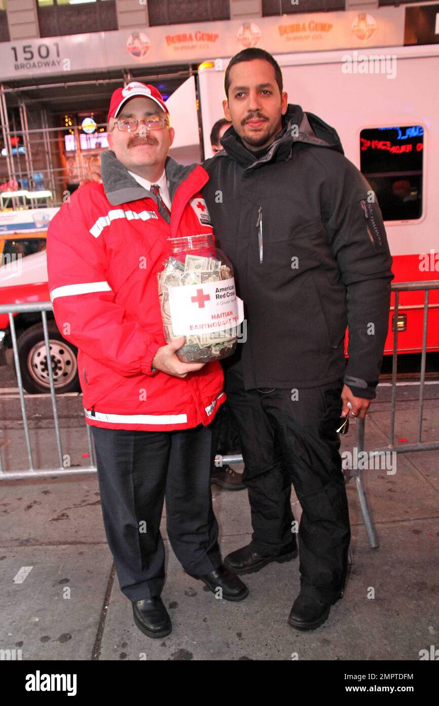 Magician David Blaine holds a 72hour magic marathon in the heart of