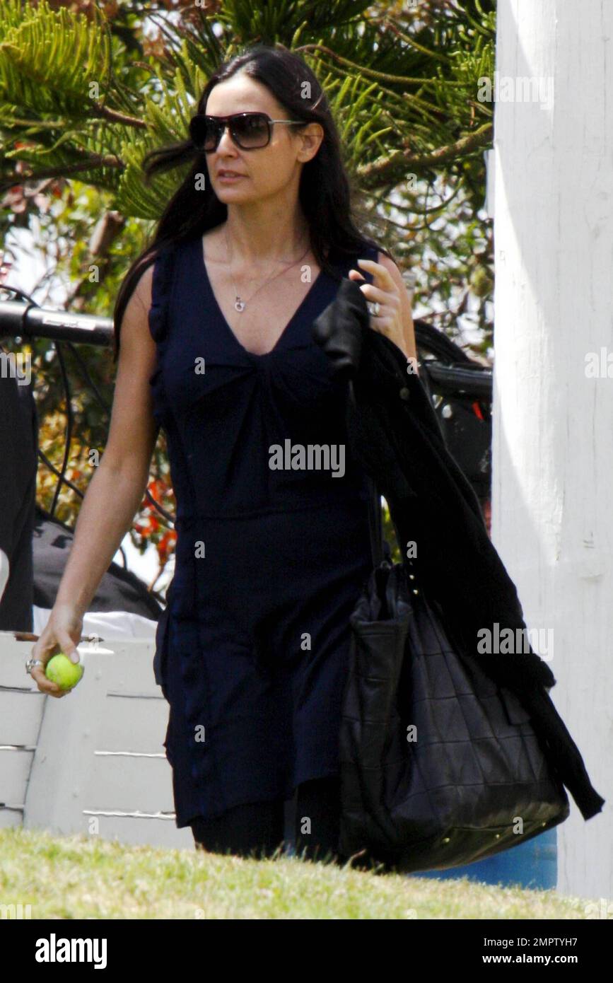 Demi Moore pays a visit to the "Friends with Benefits" set to pick up(00)