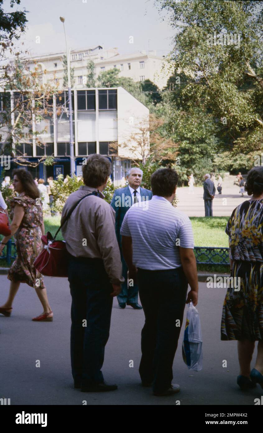 Historic Archive Image Of A Russian Public, Moscovites Looking At A Cardboard Cutout Statue Of Mikhail Gorbachev At The Collapse Of The Soviet Union In A Park In Moscow, Russia. Previously Unofficial Representations Of The Russian Prime Minister Were Against The Law, 1990 Stock Photo