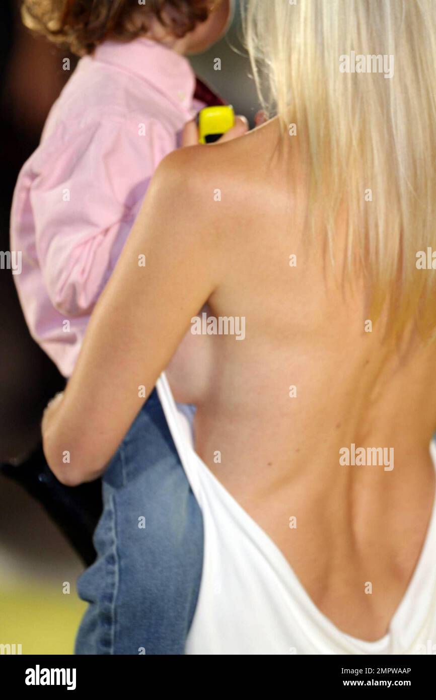 Bra fitting bra hi-res stock photography and images - Alamy