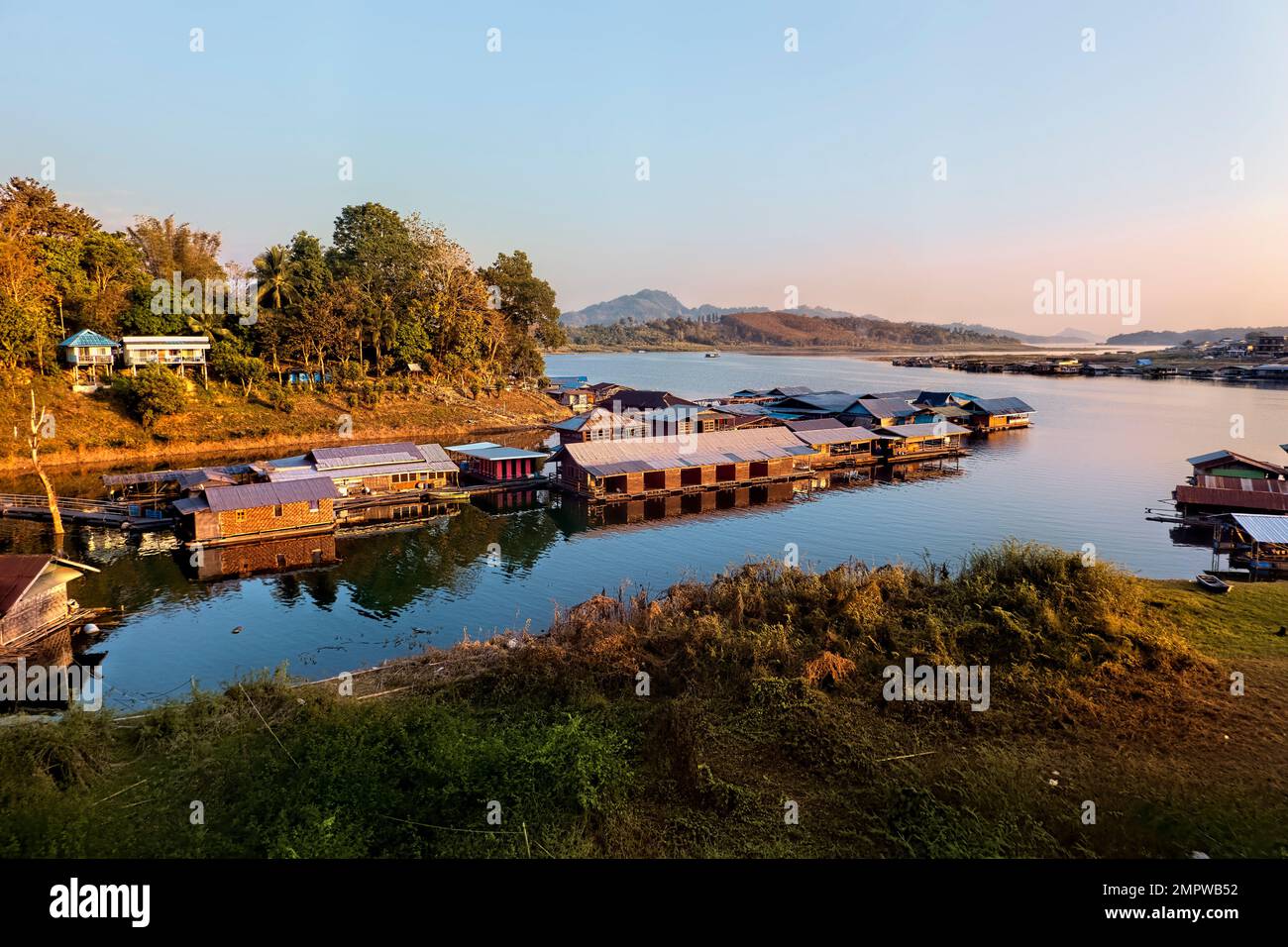 Floating homes and guesthouses on Vajiralongkorn Lake in early morning light, Sangkhlaburi, Thailand Stock Photo