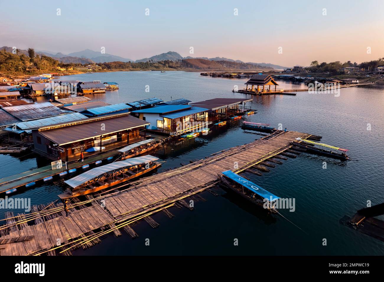 Floating homes and guesthouses on Vajiralongkorn Lake in early morning light, Sangkhlaburi, Thailand Stock Photo