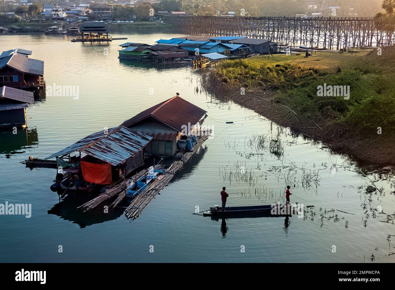 Floating homes and fishing on Vajiralongkorn Lake under the Mon Bridge, Sangkhlaburi, Thailand Stock Photo