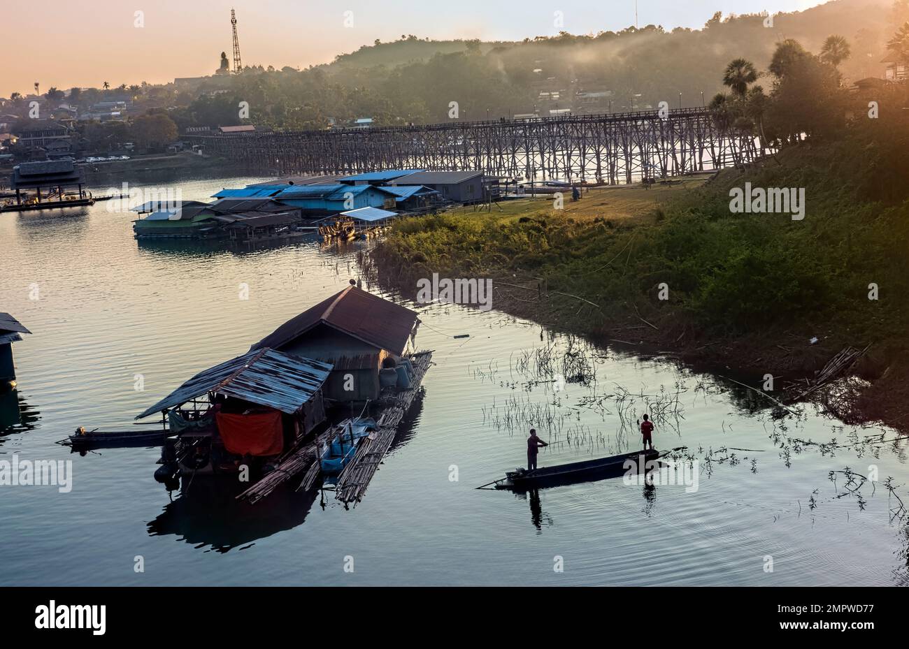 Floating homes and fishing on Vajiralongkorn Lake under the Mon Bridge, Sangkhlaburi, Thailand Stock Photo