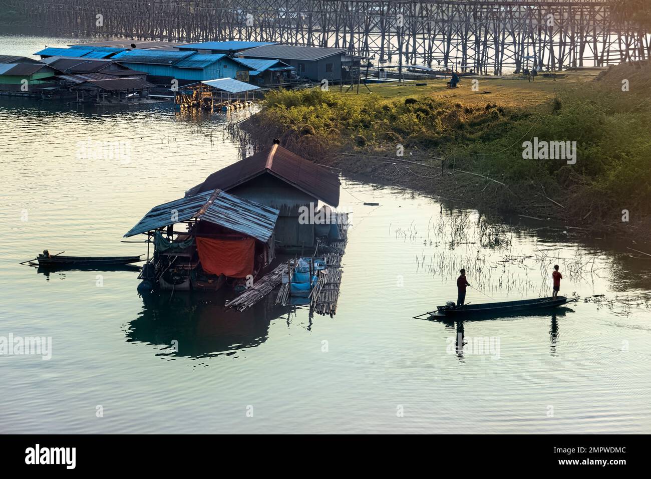 Floating homes and fishing on Vajiralongkorn Lake under the Mon Bridge, Sangkhlaburi, Thailand Stock Photo