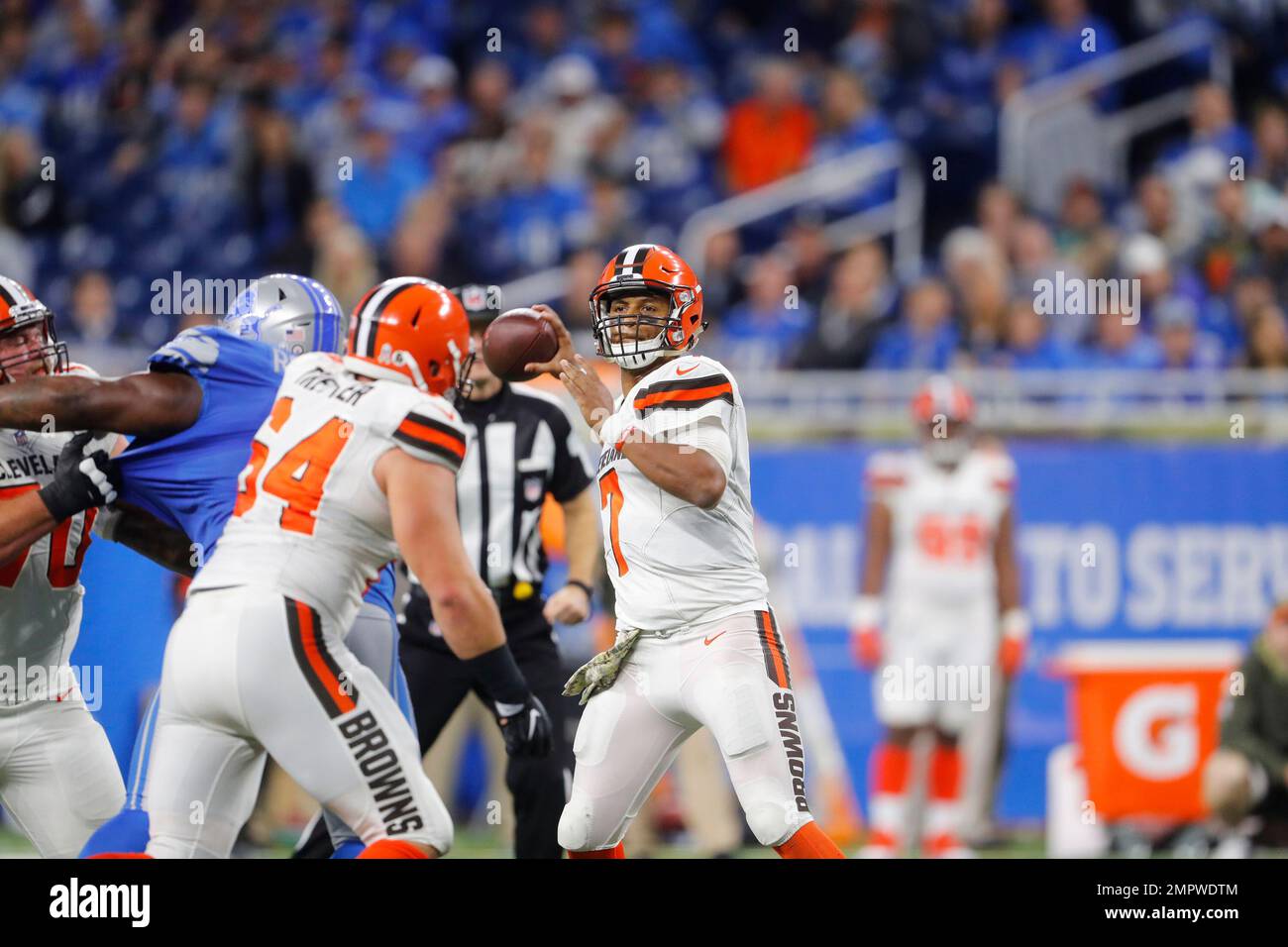 Cleveland Browns quarterback DeShone Kizer (7) throws against the ...