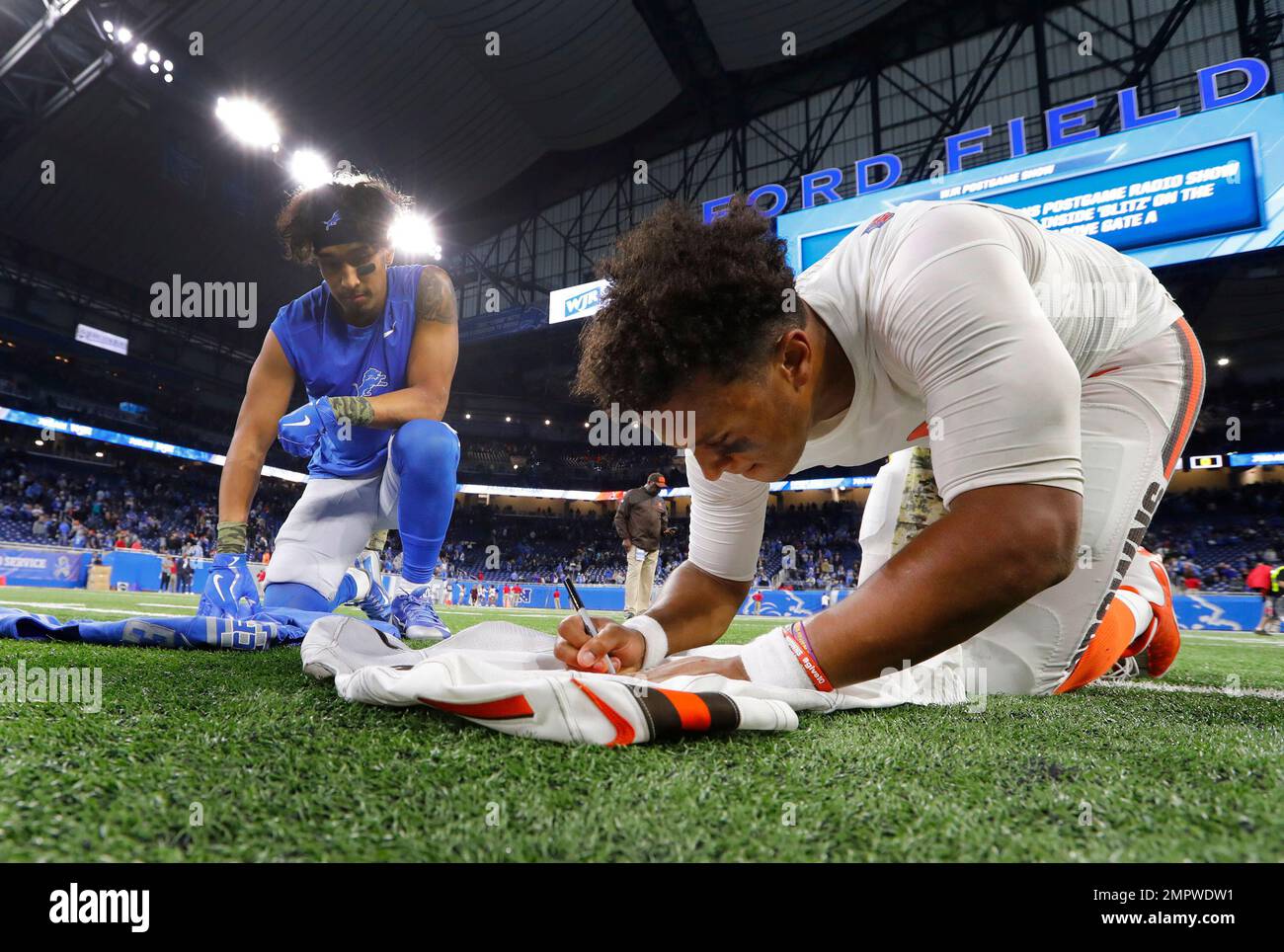 Cleveland Browns quarterback DeShone Kizer, right, signs his jersey for ...