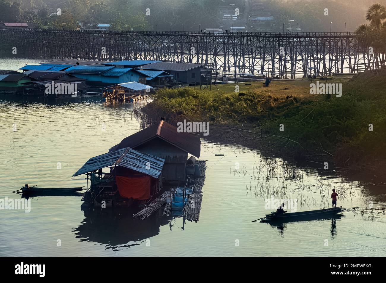 Floating homes and fishing on Vajiralongkorn Lake under the Mon Bridge, Sangkhlaburi, Thailand Stock Photo