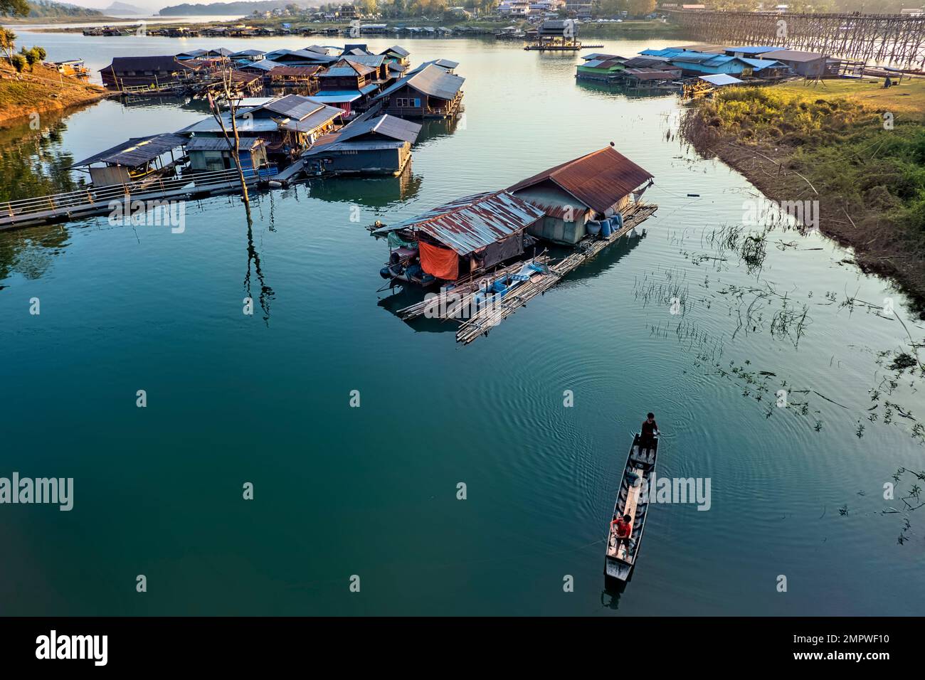 Floating homes and fishing on Vajiralongkorn Lake under the Mon Bridge, Sangkhlaburi, Thailand Stock Photo