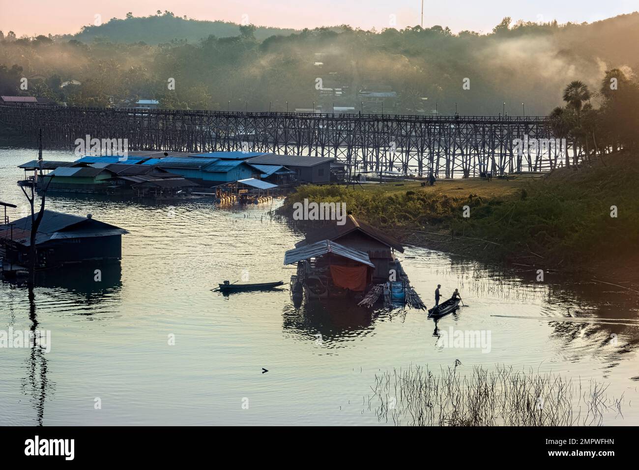Floating homes and fishing on Vajiralongkorn Lake under the Mon Bridge, Sangkhlaburi, Thailand Stock Photo