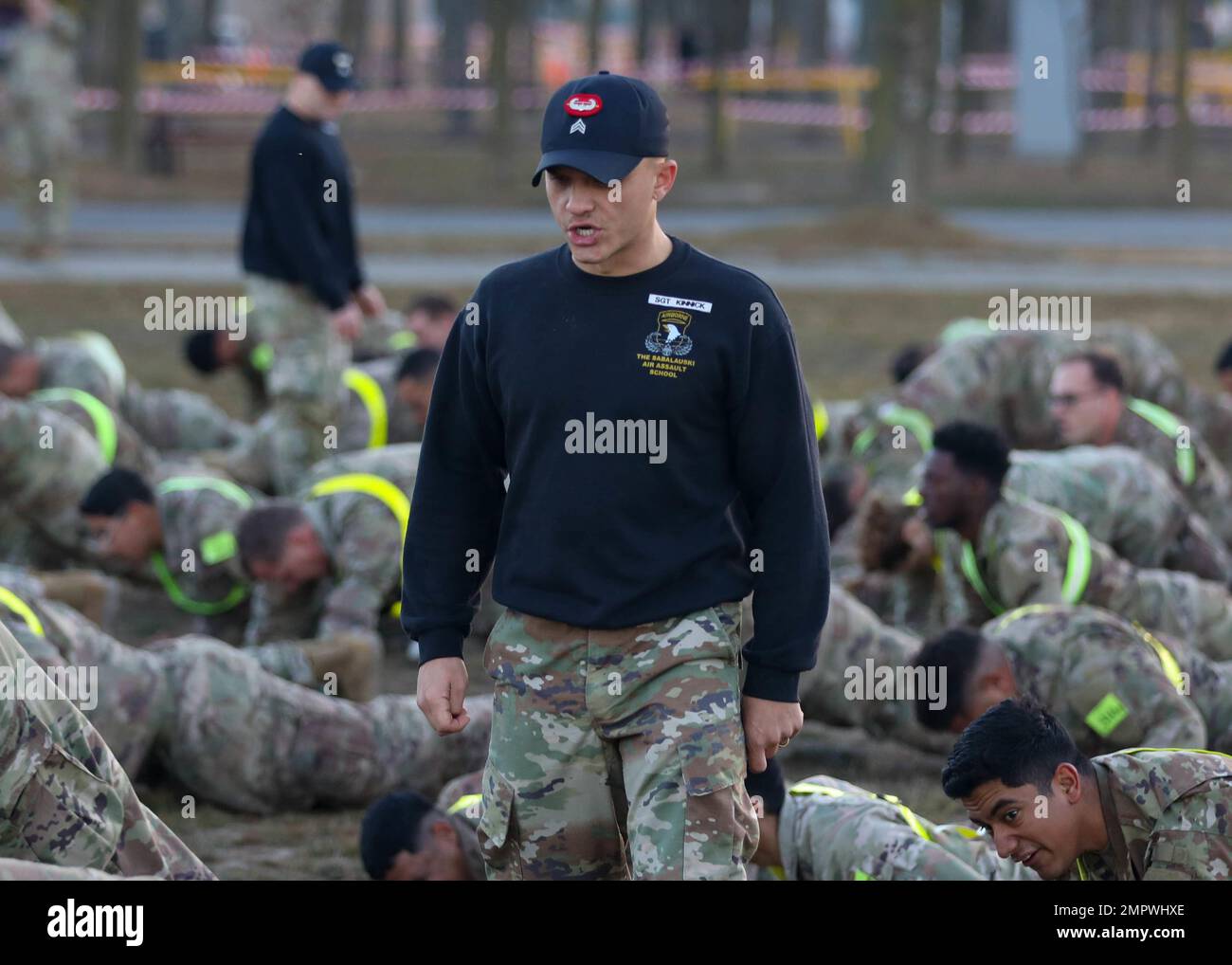 Sergeant Kyle Kinnick, Air Assault Instructor with The Sabalauski Air Assault School Mobile Training Team, 101st Airborne Division (Air Assault), conducts Air Assault PT on Day Zero in Mihail Kogalniceanu, Romania, November 19, 2022. Soldiers must go through a physically straining Day Zero to earn the coveted Air Assault Badge. Stock Photo