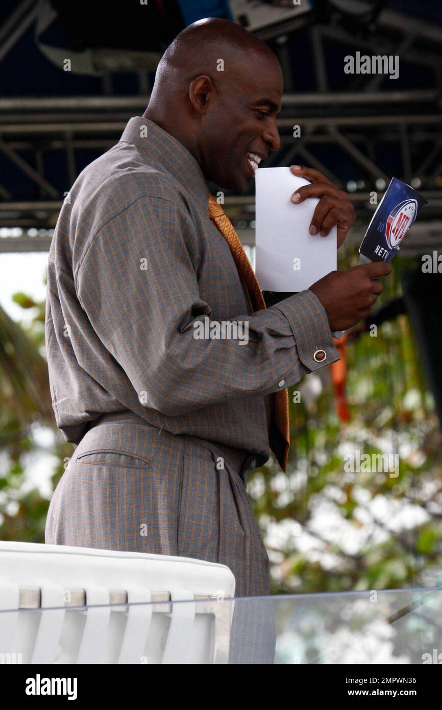EXCLUSIVE!! Dion Sanders picks his teeth clean with a sheet of paper
