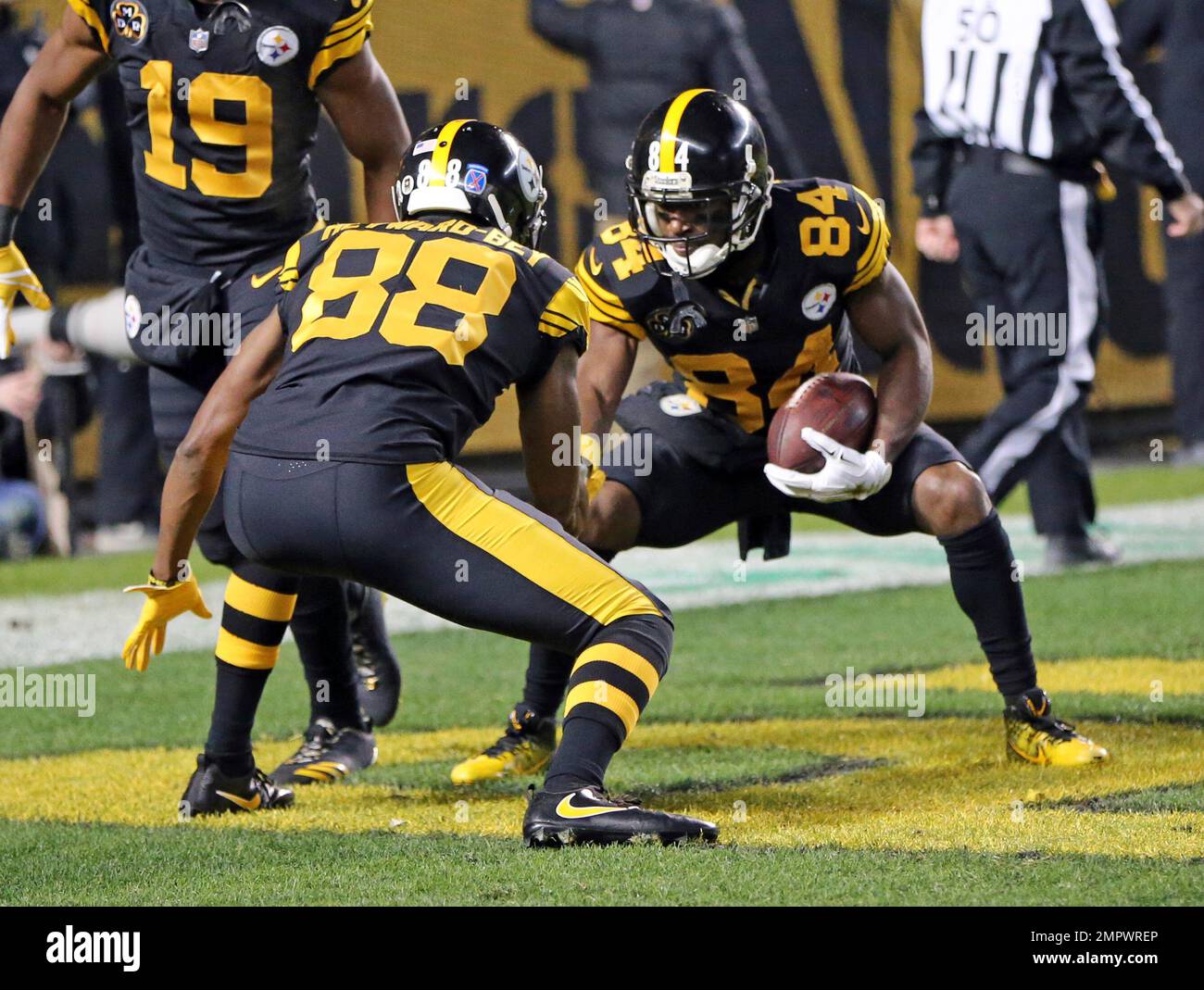 Pittsburgh Steelers quarterback Ben Roethlisberger (7) warms up before an  NFL football game against the Tennessee Titans in Pittsburgh, Thursday,  Nov. 16, 2017. (AP Photo/Keith Srakocic Stock Photo - Alamy