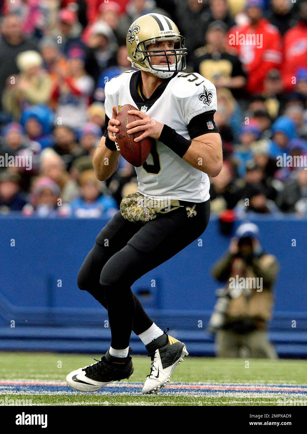 New Orleans Saints quarterback Drew Brees (9) drops back in the pocket ...
