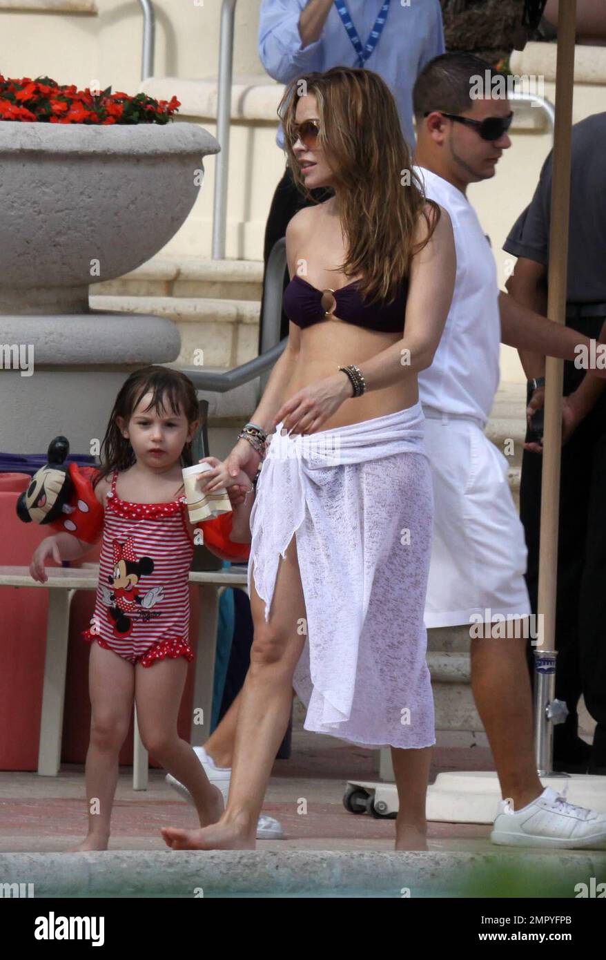 Exclusive!! WAG wife of UK soccer star Frank Lampard, Elen Rivas spends  time poolside with 3yr old daughter Luna at their Miami Beach Hotel, Miami  Beach, FL, 10/13/09 Stock Photo - Alamy