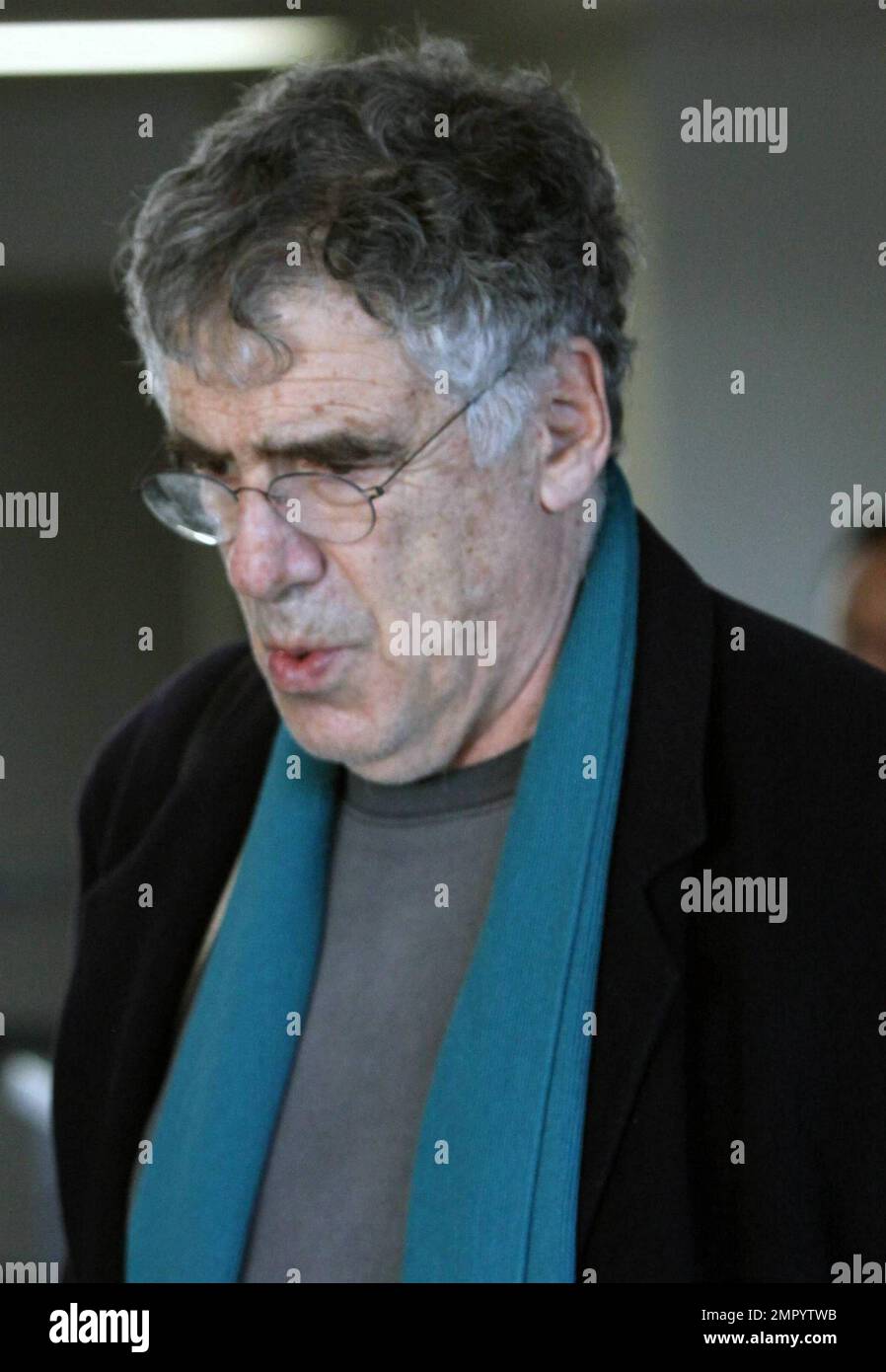 EXCLUSIVE!! Actor Elliott Gould looks tired after his flight while
