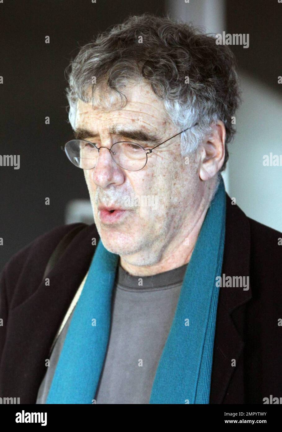 EXCLUSIVE!! Actor Elliott Gould looks tired after his flight while
