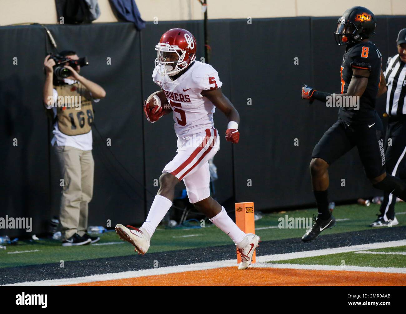 Oklahoma wide receiver Marquise Brown (5)t scores in front of Oklahoma State cornerback Rodarius