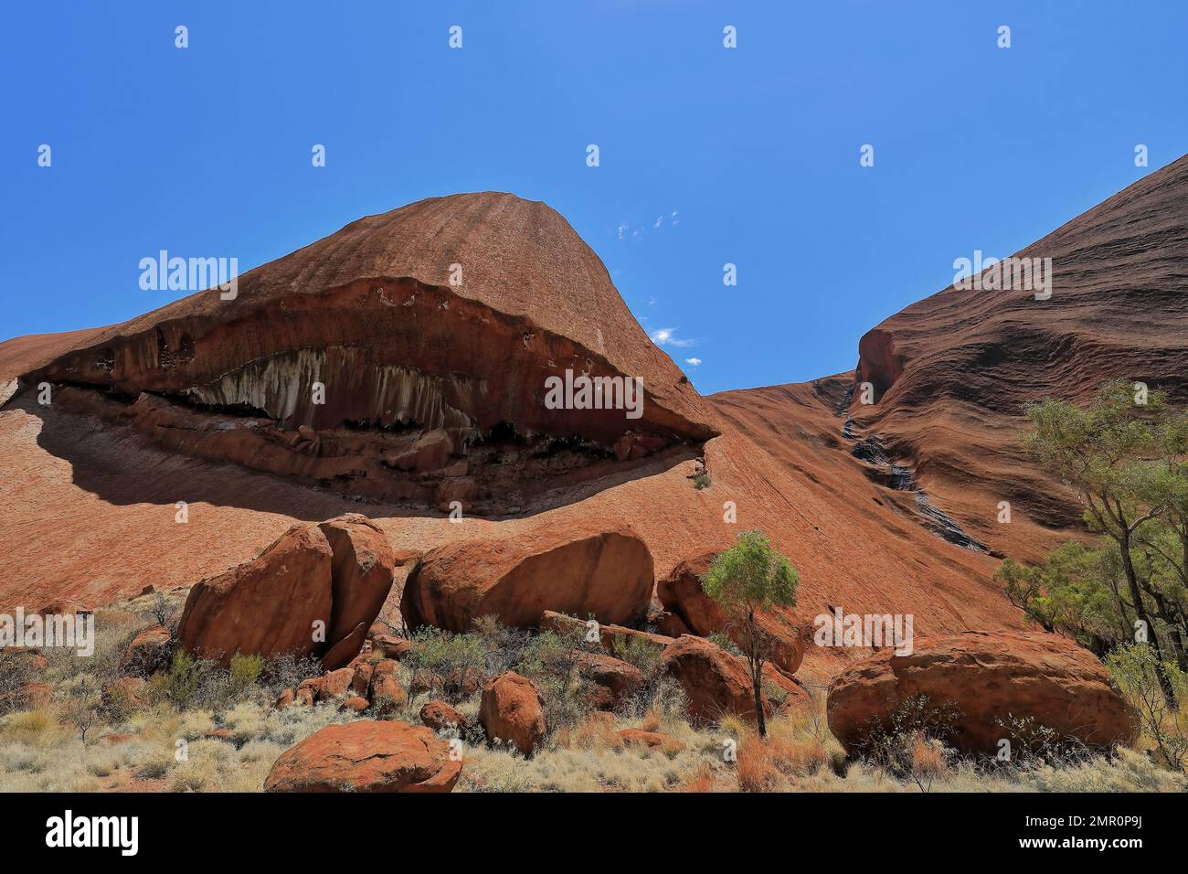 452 Drainage line of dry waterfall-huge crack-boulders at the foot of the grooved southeast face of Uluru-Ayers Rock. NT-Australia. Stock Photo