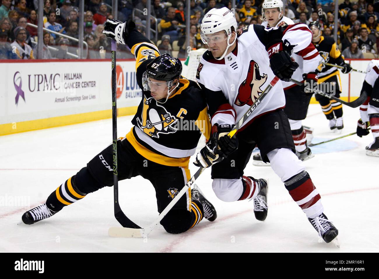Pittsburgh Penguins' Sidney Crosby (87) works against Arizona Coyotes