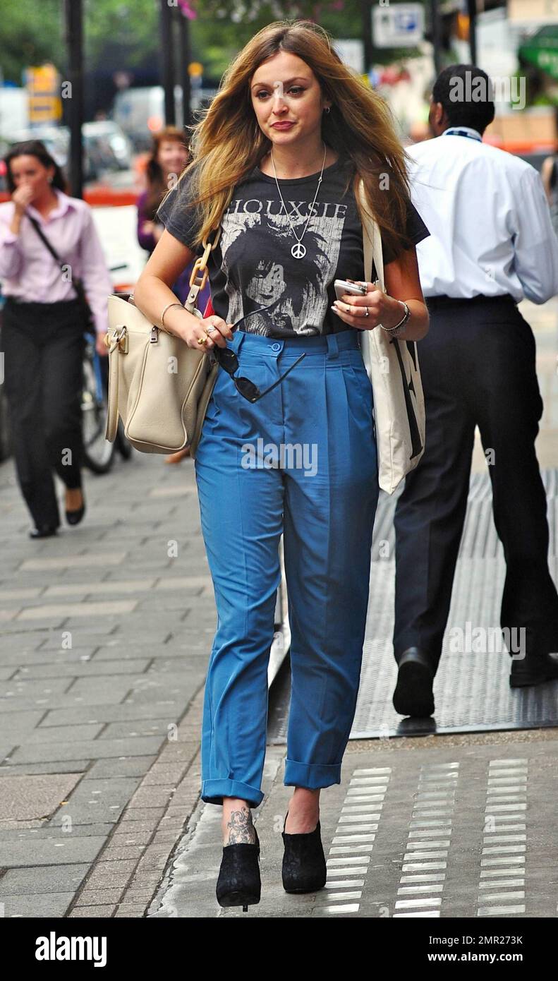 Fearne Cotton leaves BBC Radio 1 after work wearing a retro Siouxsie and  the Banshees t shirt and some bright blue slacks. London, UK. 8/2/10 Stock  Photo - Alamy