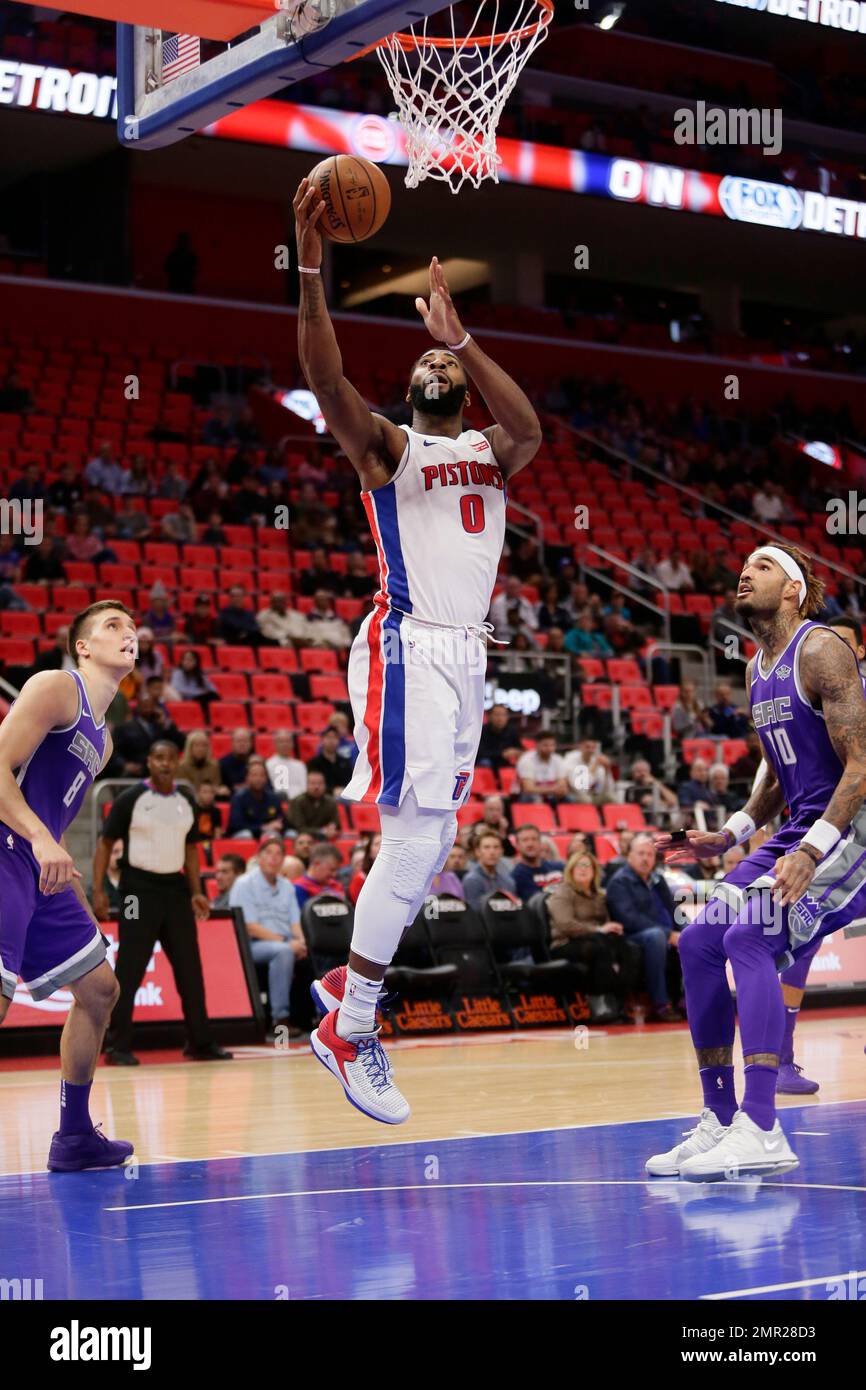 detroit-pistons-center-andre-drummond-0-goes-to-the-basket-between