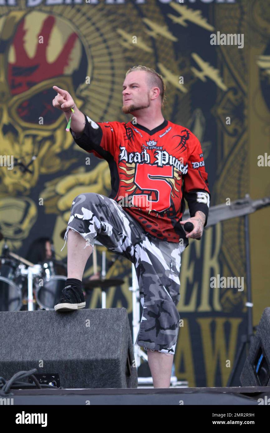FIVE FINGER DEATH PUNCH's IVAN MOODY On Tackling Political Issues Through  Their Music: \, image size:866x1390