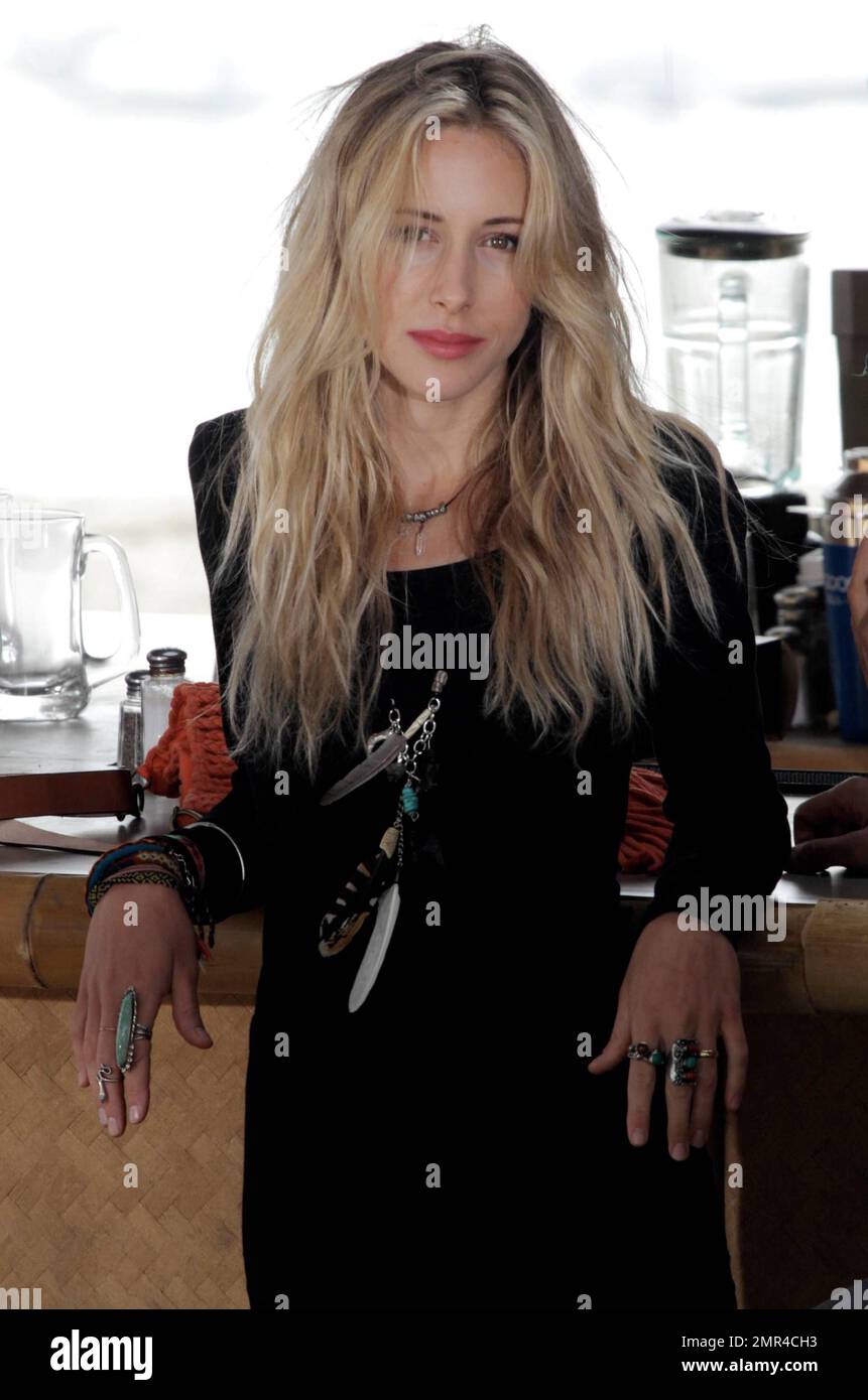 Gillian Zinser on set for the filming of '90210' at the beach.  Los Angeles, CA. 30th August 2011. Stock Photo