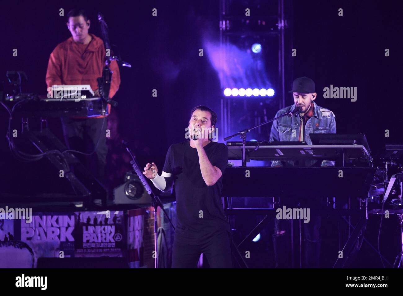 Gavin Rossdale Center Performs With Linkin Park During Linkin Park Gavin Rossdale Center Performs With Linkin Park During Linkin Park